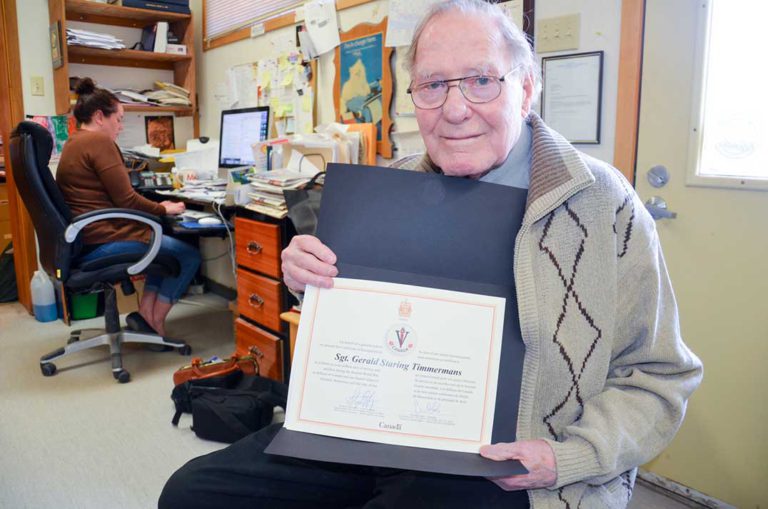 Plaque recognizes veteran for service to his country