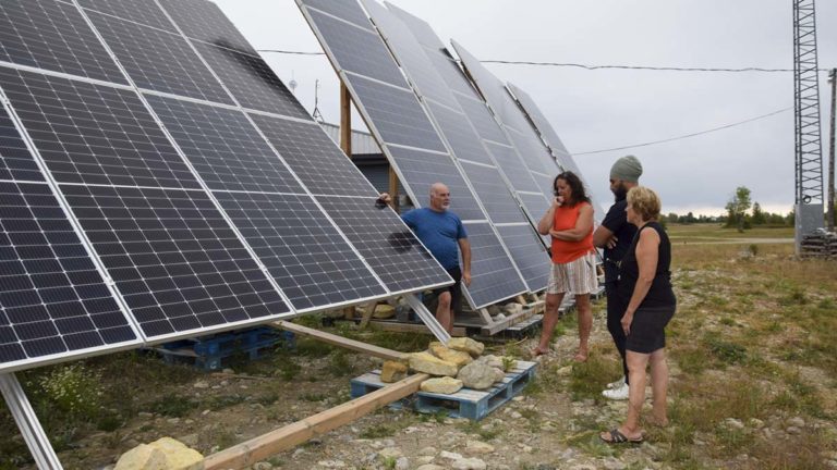 NDP leader visits Manitoulin Island, tours green Country 103 radio station