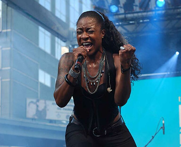 Jully Black performing at Wiikwemkoong Arts and Music Festival