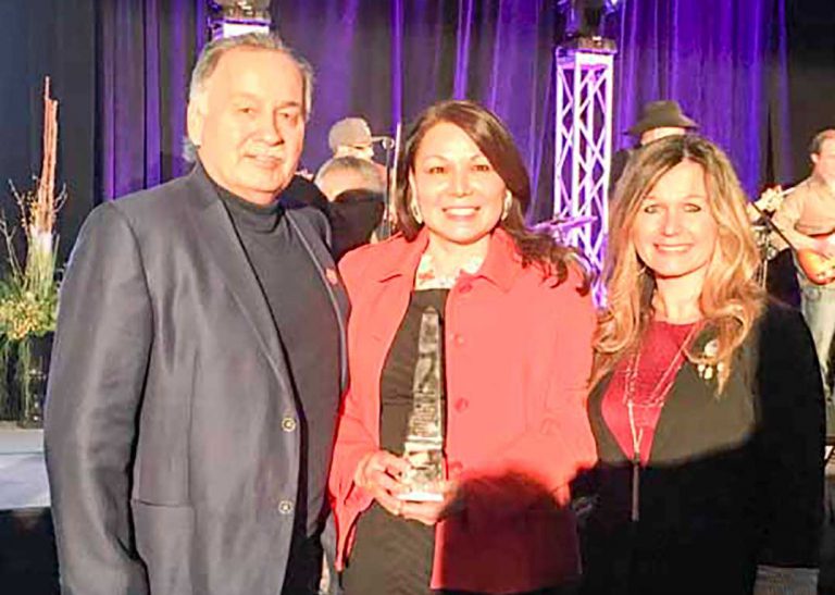 Dawn Madahbee receives Excellence in Aboriginal Leadership Regional Award
