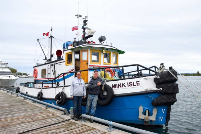 Tug boat Mink Isle hauls lightning struck cruiser south