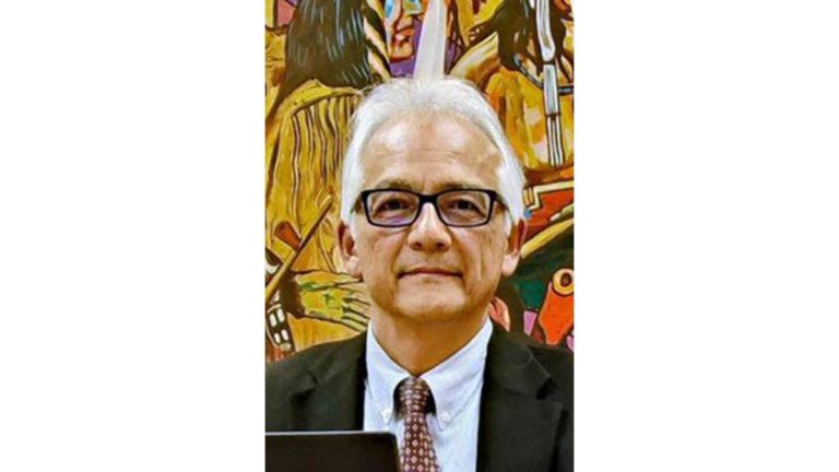 David Nawehgabow receives Justice Award from Advocates Society