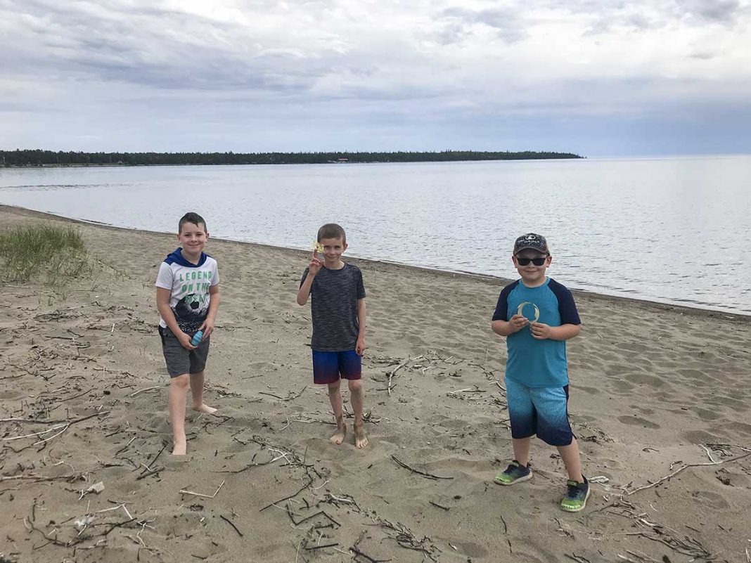 WED-CMPS-Picking-up-litter-on-the-beach-was-the-activity-chosen-by-these-Central-Manitoulin-Public-School-students-to-help-the-earth--as-part-of-World-Environment-Day