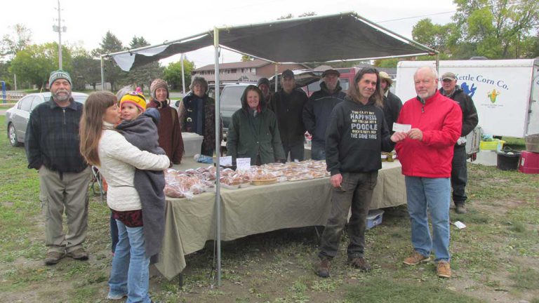 Farmers’ market makes donation to town