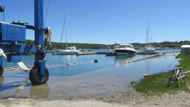 Town council supports call for lower water levels