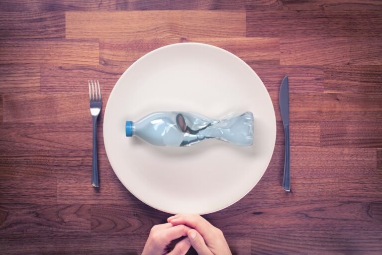 Scientists warn that bottled water contains microplastics