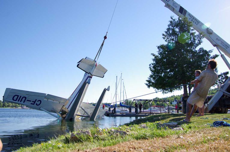 Sea plane crashes in Gore Bay harbour
