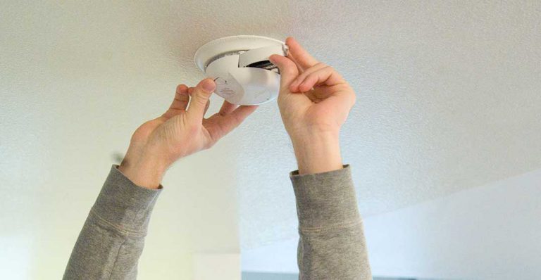 Local fire chief supports calls for  Ontarians to have working smoke  and carbon monoxide alarms in homes