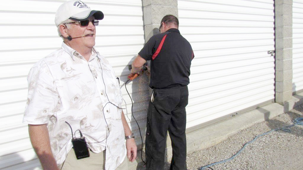 Crowds flock to Island’s first ‘ storage wars ’