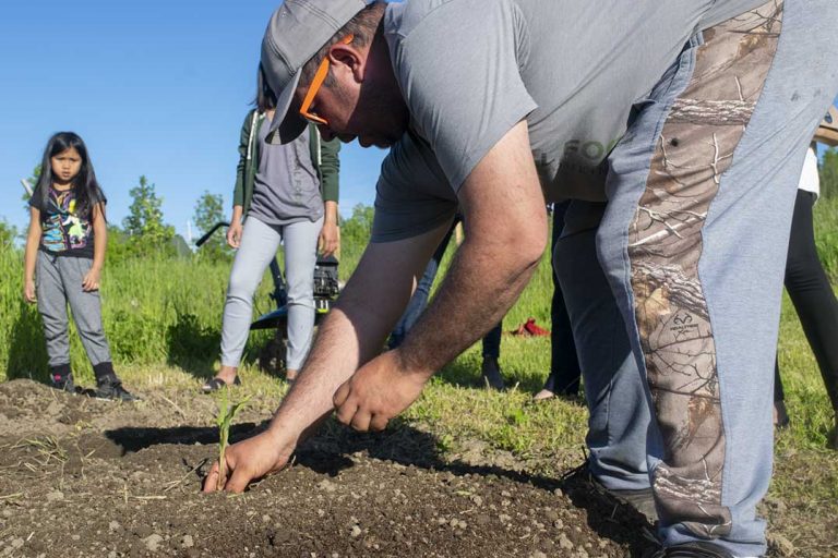 Mound gardens take shape at community foods workshop